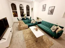 Two Bedroom Mansion House Apartment By AZ Luxury Stays Newmarket With Parking And WiFi