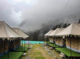 home away chopta，位于Sari的酒店