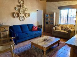 Casa Azul - Cute Centrally Located Adobe with Large Fenced Outdoor Living For Pets and Adults, Non-smoking，位于土桑的酒店