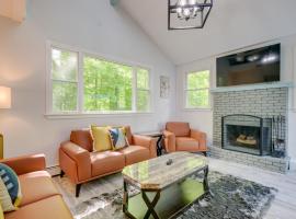 Cozy North Conway Retreat with Deck and Fire Pit!，位于北康威的别墅