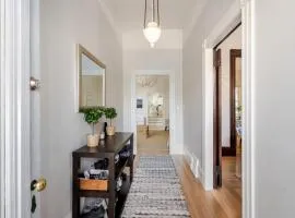 STYLISH AND SPACIOUS 2ND Flr 2 BR VICTORIAN HOME