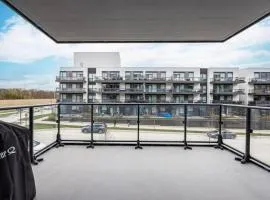 Modern 2BR Getaway in Innisfil Private Balcony BBQ