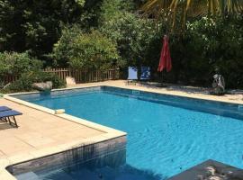 Maison périgourdine avec piscine privée chauffée, cheminée et jardin clôturé - Animaux bienvenus - FR-1-616-302，位于Mareuil的酒店