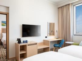Holiday Inn & Suites - Dubai Science Park, an IHG Hotel，位于迪拜地球村附近的酒店