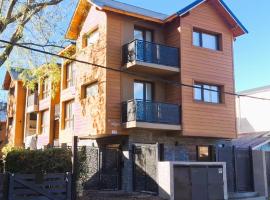 Complejo Lan&iacute;n，位于圣马丁德洛斯的带停车场的酒店