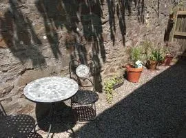 Ground Floor 2 Beds Apt sleeps 2 with Parking