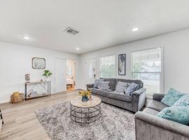 Charming Modern 3BR Fresno House，位于弗雷斯诺的度假屋