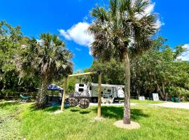 Lake front RV experience close to port Canaveral and Kennedy space center，位于泰特斯维尔的度假短租房