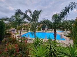 Urania Luxury Suite with pool view -Loutra Resort，位于卢特拉的公寓