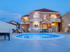 Booking Zaton Villa Martinova holiday house with swimming pool，位于扎顿的海滩酒店