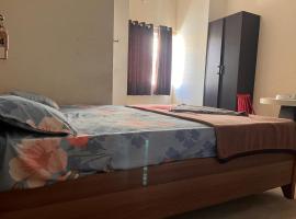 HOTEL S.L.V BORDING AND LODGING，位于班加罗尔的酒店
