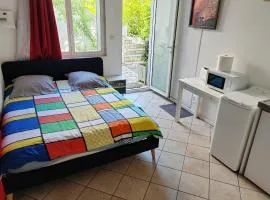 Studio indépendant, avec piscine et jardin, direct gare aéroport, 1 lit pour 2 personnes Direct Gare Aéroport