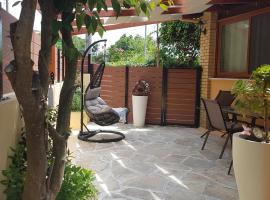 ΒeΙΙa appartment with private garden near Kanoni beach，位于卡诺尼的酒店