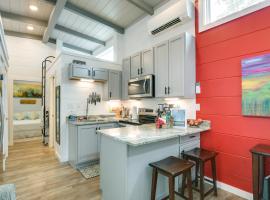 Chic Flat Rock Tiny Home Pool Access!，位于弗拉特罗克的酒店