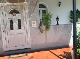Christina's house with 2 bedrooms and free parking，位于吉诺卡斯特的酒店