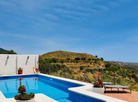 En-suite bedroom with private entrance at Casa Sofija，位于Sedella的酒店