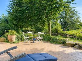 5 Bedroom Awesome Home In Simrishamn，位于锡姆里斯港的酒店