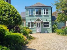 The Coach House- Stunning Detached Coastal home, with parking, by Historic Deal Castle，位于迪尔Deal Castle附近的酒店