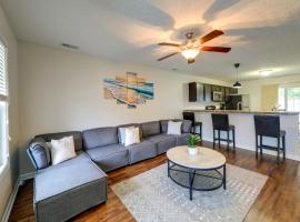 Havelock Home Private Yard, 2 Mi to Cherry Point!，位于哈夫洛克的酒店