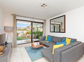 Luxury Garden apartment with stunning Cannes Marina views，位于曼德琉-拉纳普勒的酒店