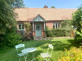 Divine, detached countryside cottage near Ludlow.，位于勒德洛的酒店