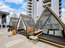 Modern Downtown Condo - Rooftop pool - Top Amenities