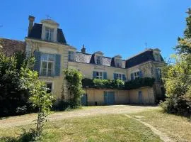 Beautiful 6 bedroom house with pool & large garden