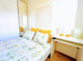 Private room in renovated apartment - Tram 1 min walk，位于尼斯的酒店