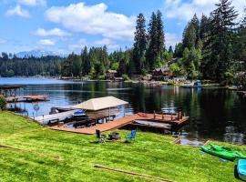 Lakefront: Dog Friendly, Dock, BBQ, Firepit, AC，位于Lake Stevens的酒店