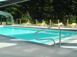 Gite Roche Des Ducs avec Piscine toute l'année, Spa, Sauna, Hammam，位于Rochesson的酒店