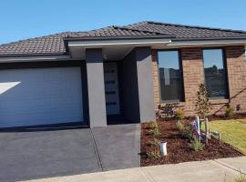 Homely and newly built place with a lot to do.，位于Beaconsfield的酒店