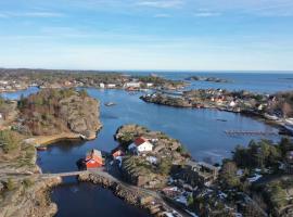 Seafront villa at Gjeving, Lyngør，位于特韦德斯特兰的酒店