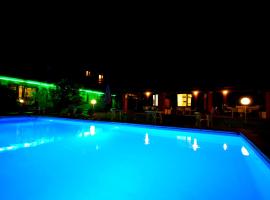 Villa (apartment G) — Pool — Lake Idro，位于Vesta的酒店