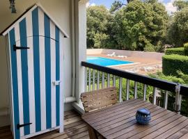 Joli Studio，位于Grand-Village-Plage的带泳池的酒店