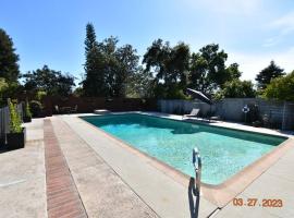 Spacious pool home in Pasadena，位于帕萨迪纳的乡村别墅