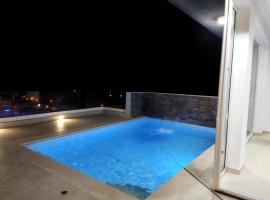 Duplex penthouse with swimming pool，位于Xgħajra的酒店