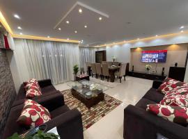 Superb & comfy 3BDR apartment with outstanding view شقة فندقية فاخرة فيو رائع للمطار，位于开罗Maḩaţţat ash Shuhadā'附近的酒店