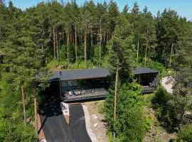 Kartanonrinteen Amanda