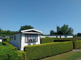 Chalet in Drenthe te huur aan de rand van het bos Drents Friese Wold, veel PRIVACY en RUST，位于Hoogersmilde的公寓