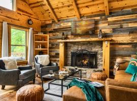 Mountainside - New Luxury Cabin-Fire Table-Hot Tub-3 Pools-PS5-Bears，位于加特林堡的木屋