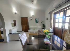 2BHK with Kitchen, Swimming Pool and 2 Mins walk to beach，位于坎多林的酒店