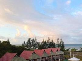 Bungalow le Charme, au bord de la mer，位于Marofarihy的酒店