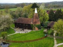 Charming Bluebell cottage - lake views nr Tenterden & Rye，位于Rolvenden的酒店