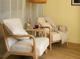 For Me Formidable，位于LʼIsle-Jourdain的带停车场的酒店