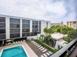 Amazing condo 5 minute walk to the beach!