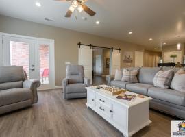 Walk-in - Close to 76 Strip - Resort Amenities - FREE TICKETS INCLUDED - FH-G203，位于布兰森的乡村别墅