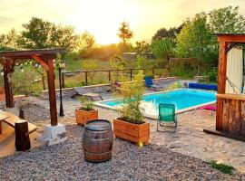 Le P'tit Gîte Gardéchois, piscine Ardèche - 12pers，位于Saint-André-de-Cruzières的酒店