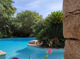 Villa A CASA DI FICU proche d'Ajaccio avec piscine et jacuzzi，位于Peri的别墅