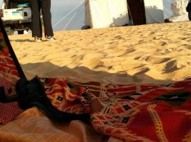Egypt white and black desert with Camping，位于Az Zabū的豪华帐篷营地