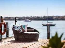 Sydney Harbourfront Boathouse and Studio Escape